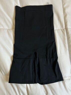 SPANX Black High-Rise Sculpting Shorts with in small